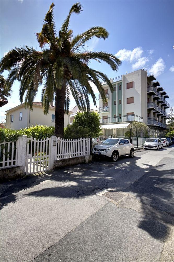דיאנו מרינה Hotel Virginia מראה חיצוני תמונה