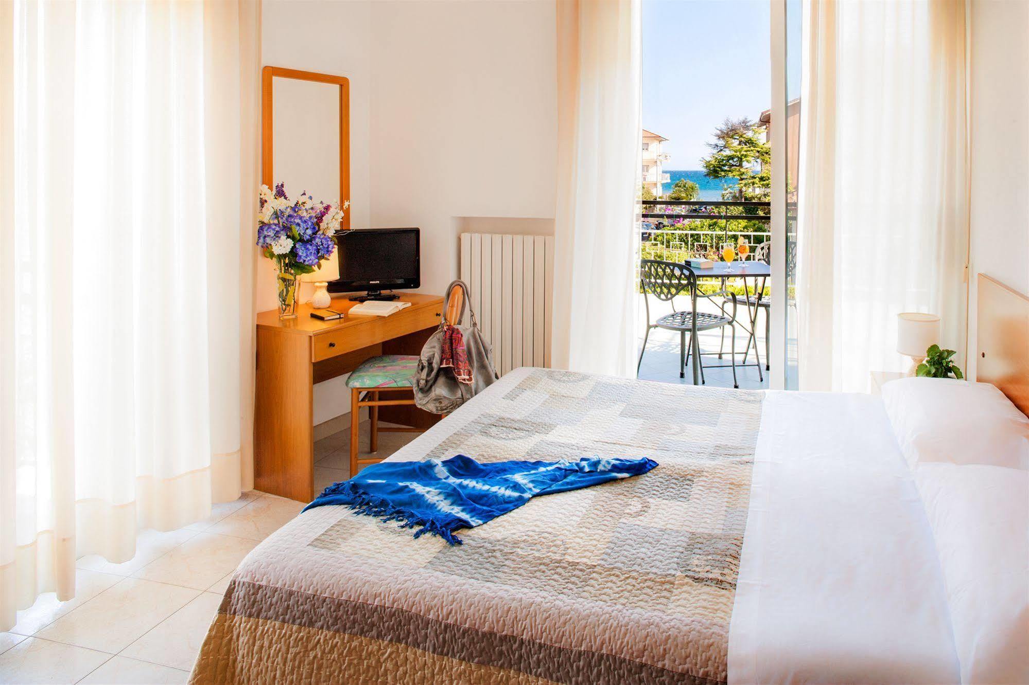 דיאנו מרינה Hotel Virginia מראה חיצוני תמונה